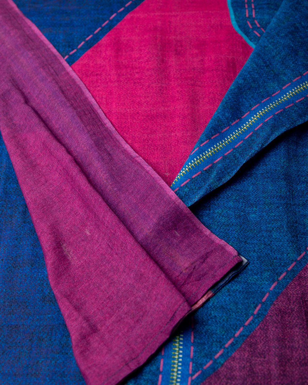 Close-up of the high-contrast pink pallu and subtle blue line accents on the Rajathee Saree Mul Cotton base.